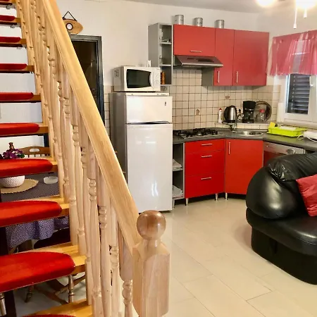 Pine & Oak With Shared Seasonal Hot Tub بريفلاكا