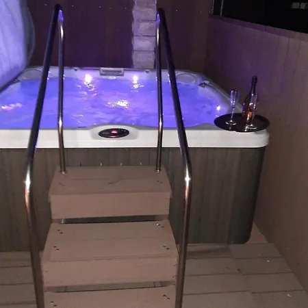Pine & Oak With Shared Seasonal Hot Tub بريفلاكا