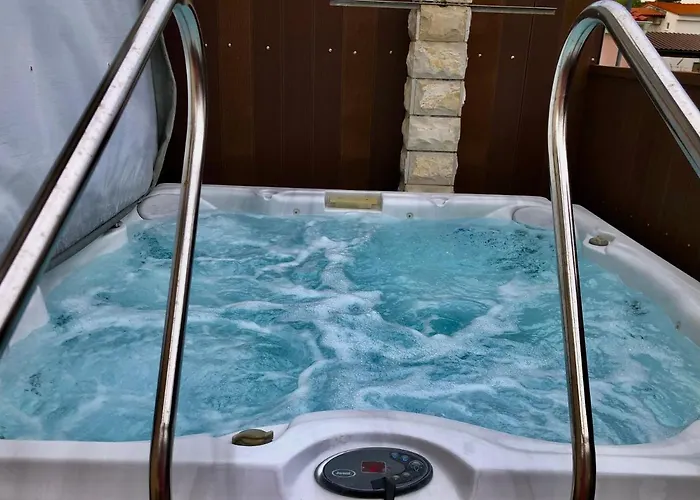 Pine & Oak With Shared Seasonal Hot Tub Привлака