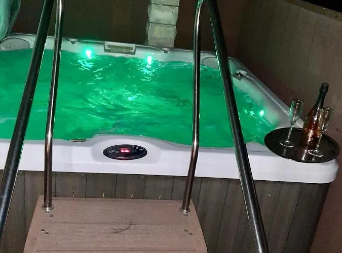 Апартаменты Pine & Oak With Shared Seasonal Hot Tub