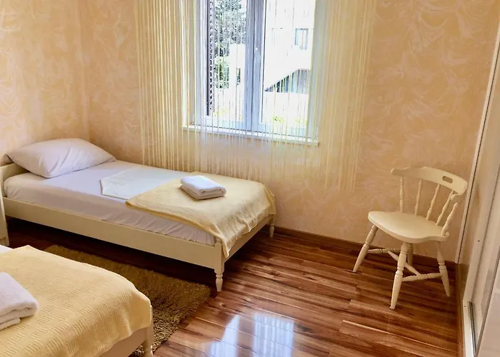 Апартаменты Pine & Oak With Shared Seasonal Hot Tub