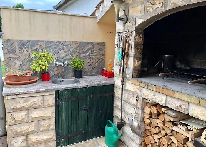 Pine & Oak With Shared Seasonal Hot Tub Апартаменты *