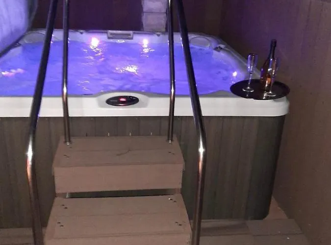 Pine & Oak With Shared Seasonal Hot Tub Привлака