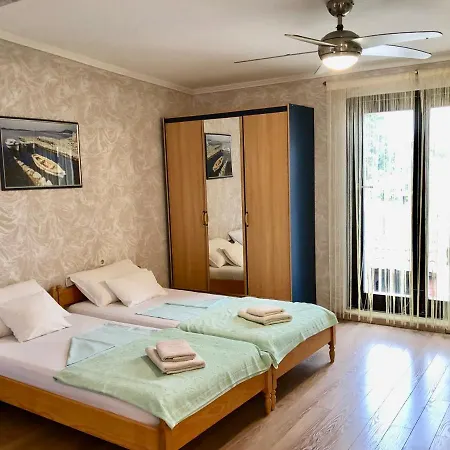 Apartment Pine & Oak With Shared Seasonal Hot Tub *