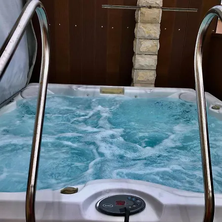 Pine & Oak With Shared Seasonal Hot Tub Privlaka (Zadar)