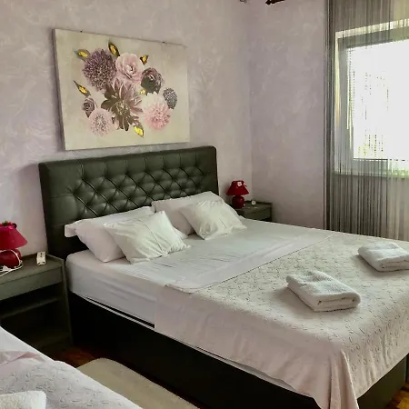 Pine & Oak With Shared Seasonal Hot Tub Apartment Privlaka (Zadar)