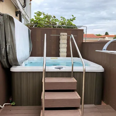 Pine & Oak With Shared Seasonal Hot Tub *
