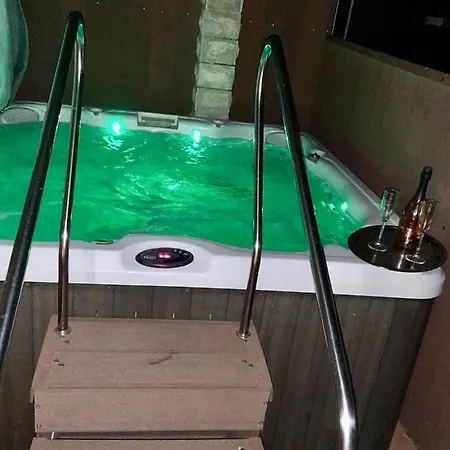 Apartman Pine & Oak With Shared Seasonal Hot Tub