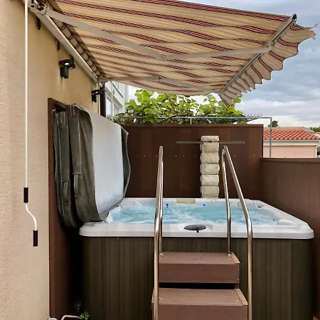 Apartment Pine & Oak With Shared Seasonal Hot Tub *