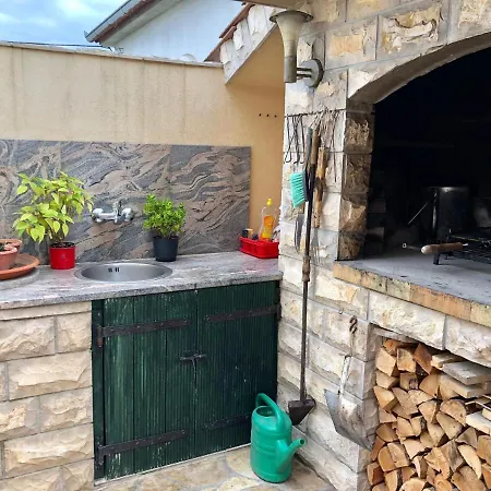 Pine & Oak With Shared Seasonal Hot Tub Apartment *