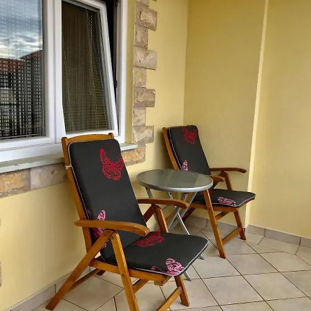 Pine & Oak With Shared Seasonal Hot Tub * Privlaka (Zadar)
