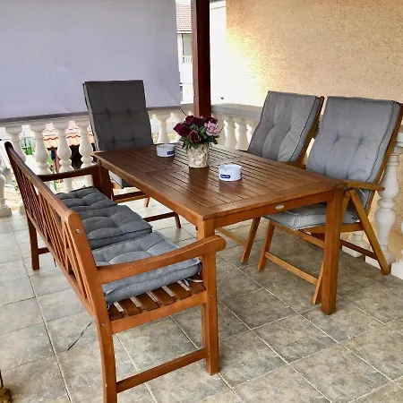 Pine & Oak With Shared Seasonal Hot Tub Apartment Privlaka (Zadar)