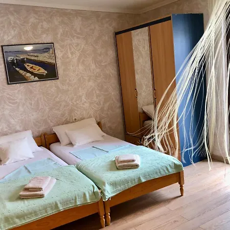 Pine & Oak With Shared Seasonal Hot Tub Apartment Privlaka (Zadar)