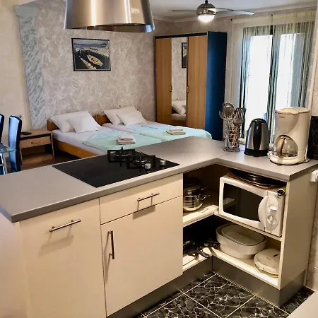 Pine & Oak With Shared Seasonal Hot Tub Apartment Privlaka (Zadar)