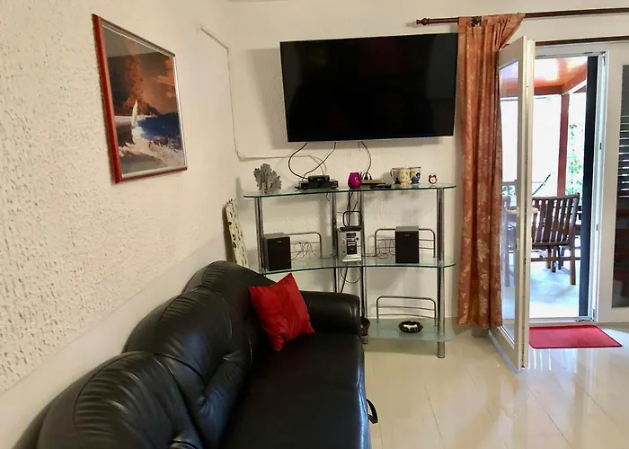 Pine & Oak With Shared Seasonal Hot Tub *