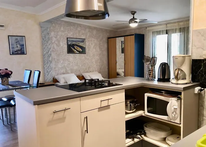 דירה Pine & Oak With Shared Seasonal Hot Tub