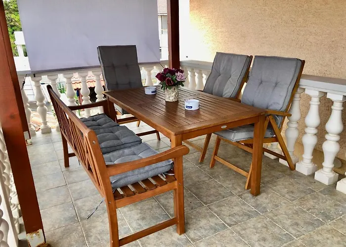 Pine & Oak With Shared Seasonal Hot Tub Apartament Privlaka (Zadar)